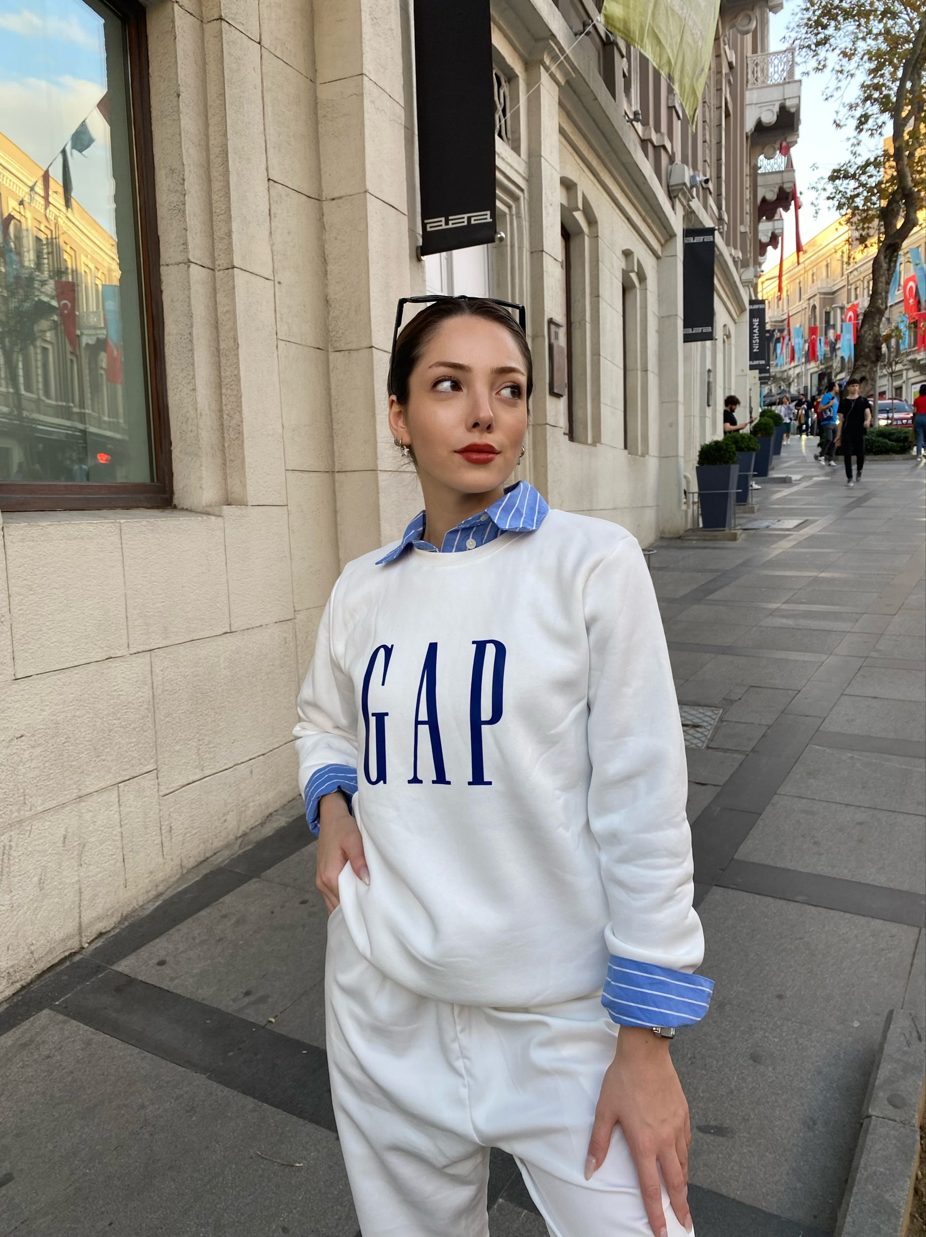 Beyaz Üzeri Lacivert GAP Yazılı Sweatshirt 3 İplik Şardonlu Organik Pamuktan Üretilmiştir.