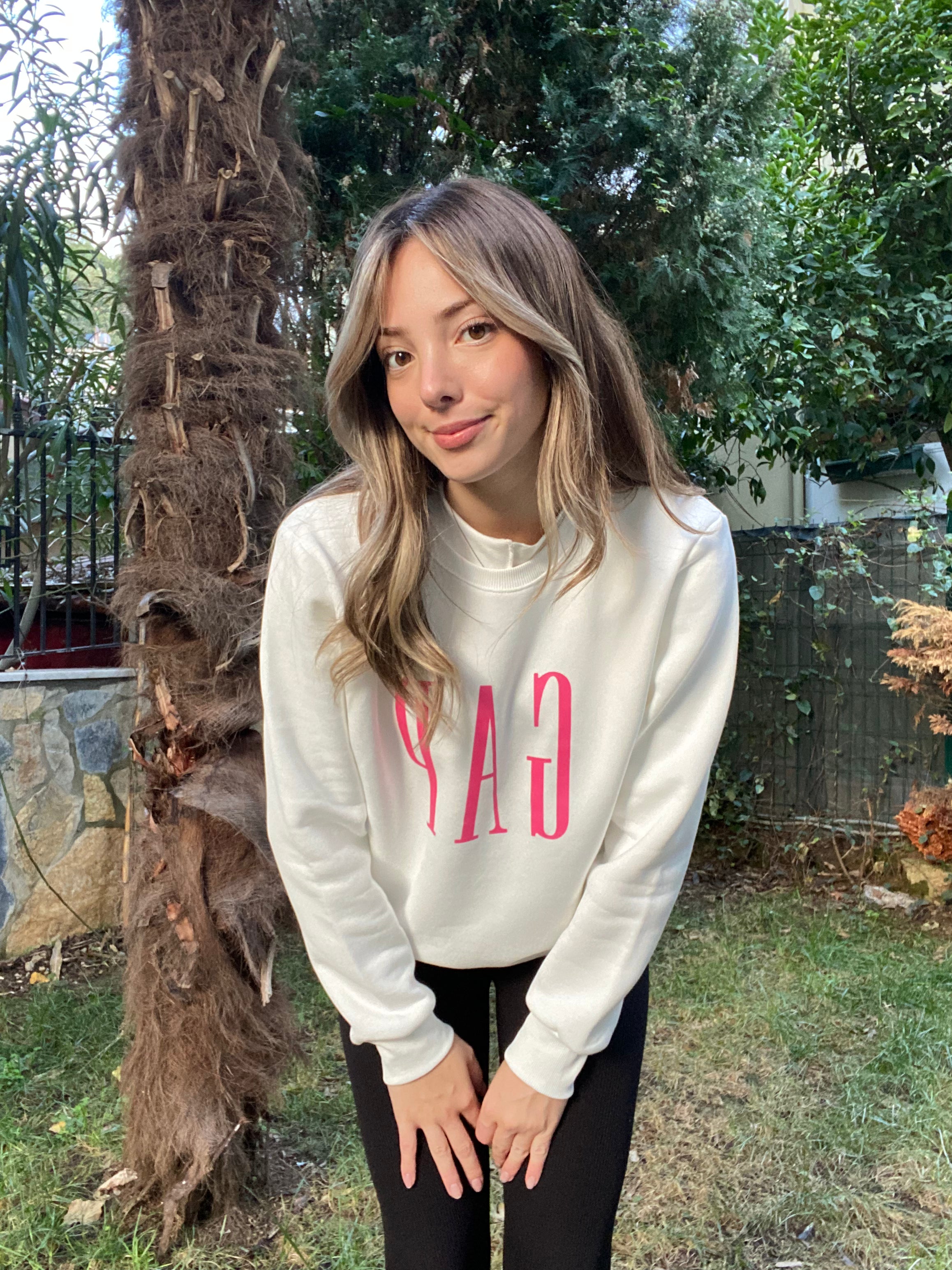 Beyaz Üzeri Pembe GAP Yazılı Sweatshirt 3 İplik Şardonlu Organik Pamuktan Üretilmiştir.