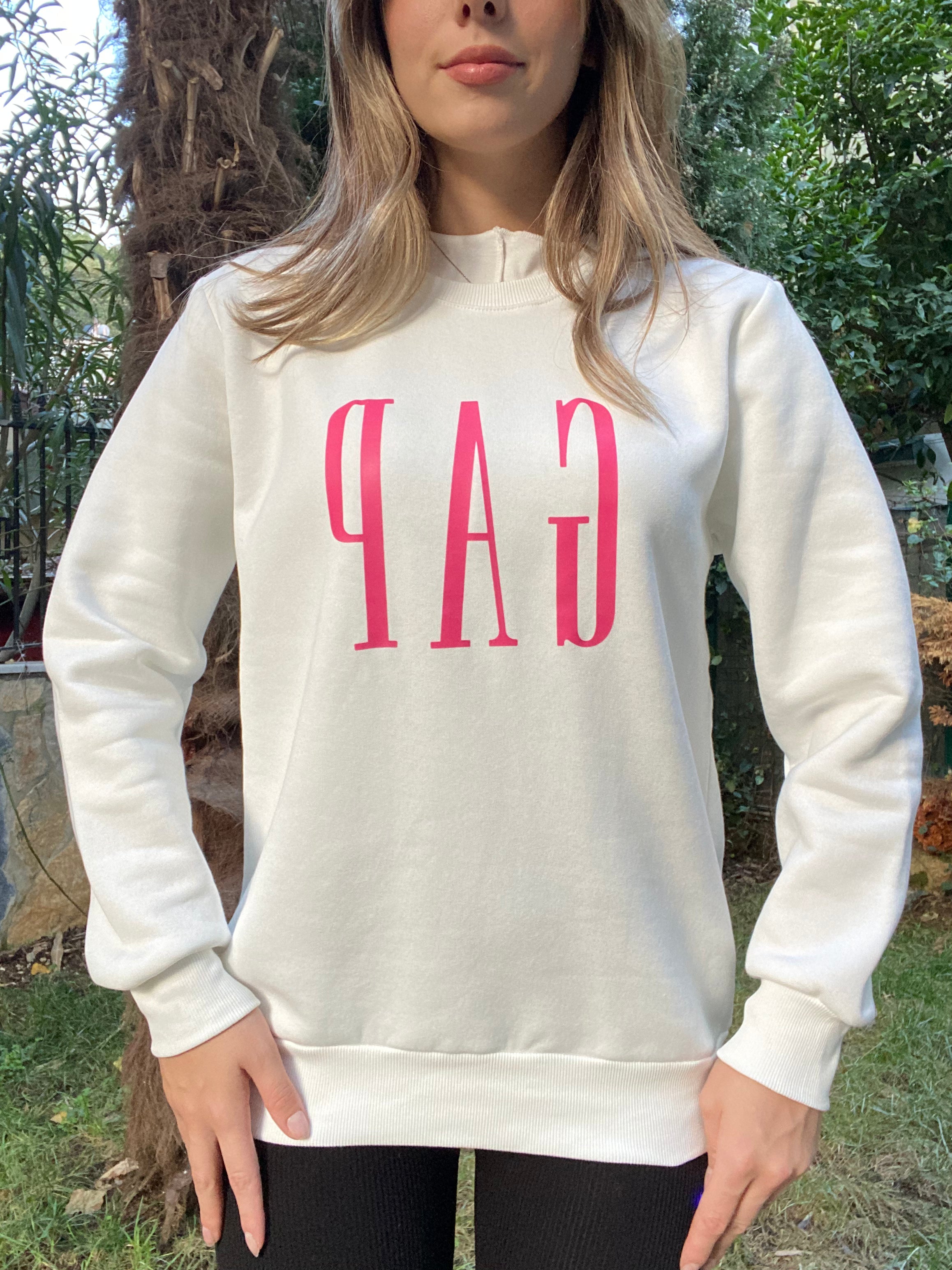 Beyaz Üzeri Pembe GAP Yazılı Sweatshirt 3 İplik Şardonlu Organik Pamuktan Üretilmiştir.